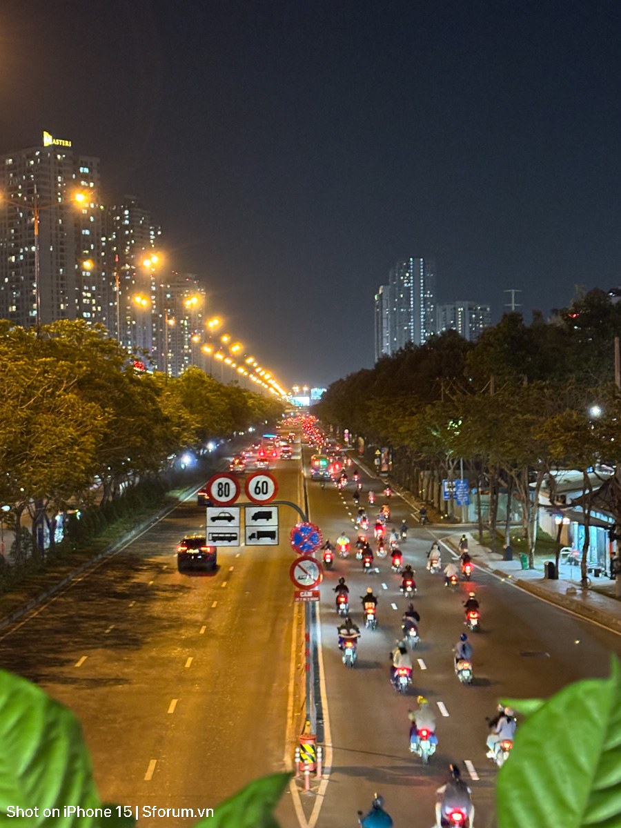 Đánh giá chất lượng camera của iPhone 15 ở năm 2026 với ảnh thiếu sáng