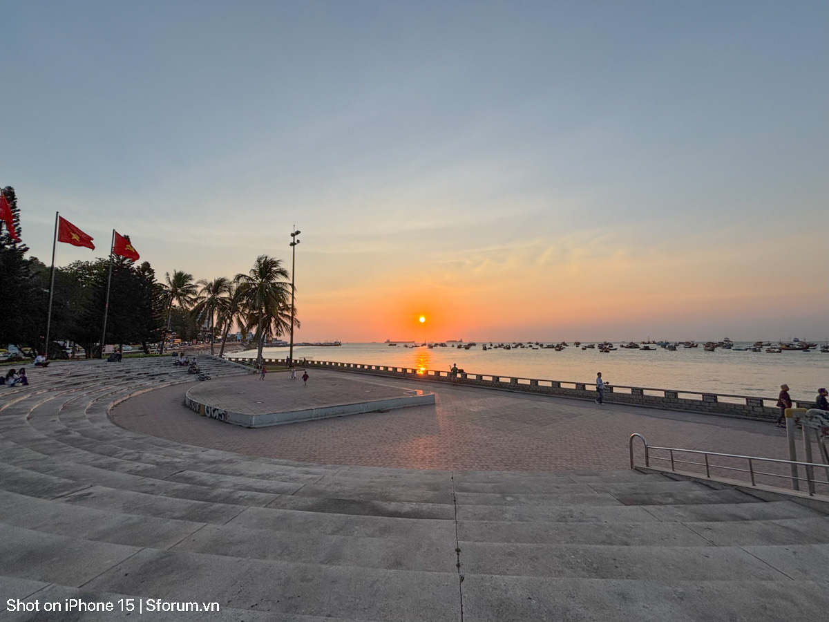 Đánh giá chất lượng camera của iPhone 15 ở năm 2026 với ảnh đủ sáng