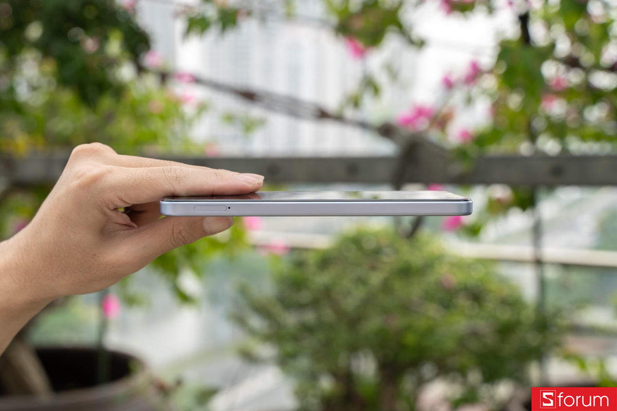 Cạnh trái của OPPO A6t