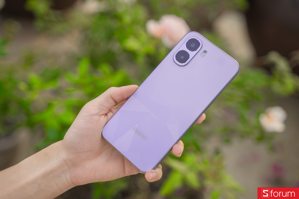 Mặt lưng của OPPO A6t với màu sắc rất nổi bật