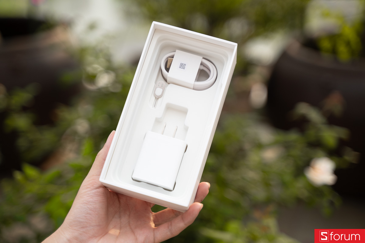 Que chọc SIM, dây sạc Type-C và củ sạc 15W của OPPO A6t