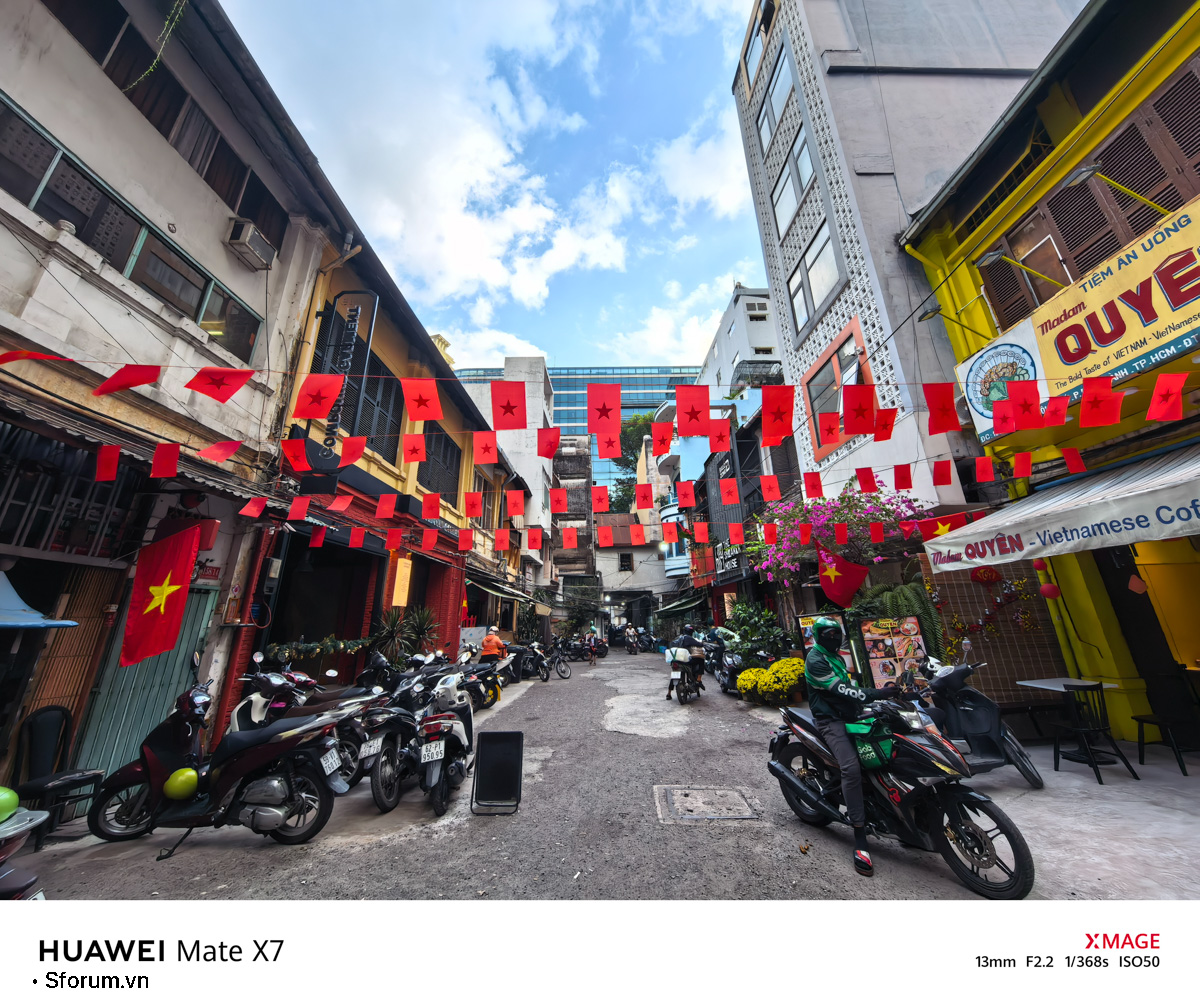 Sài Gòn trước thềm Tết Bính Ngọ qua lăng kính của HUAWEI Mate X7