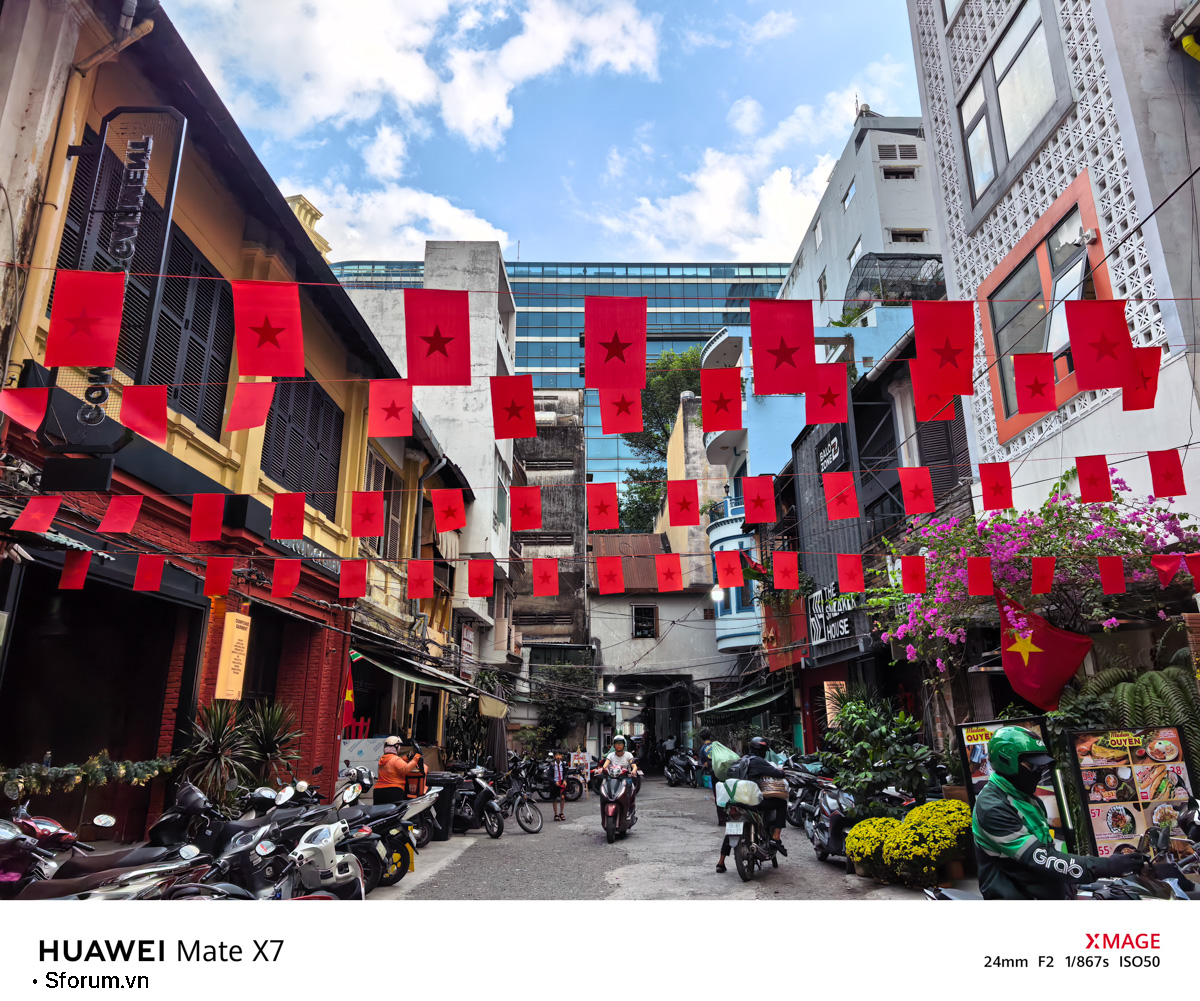 Sài Gòn trước thềm Tết Bính Ngọ qua lăng kính của HUAWEI Mate X7