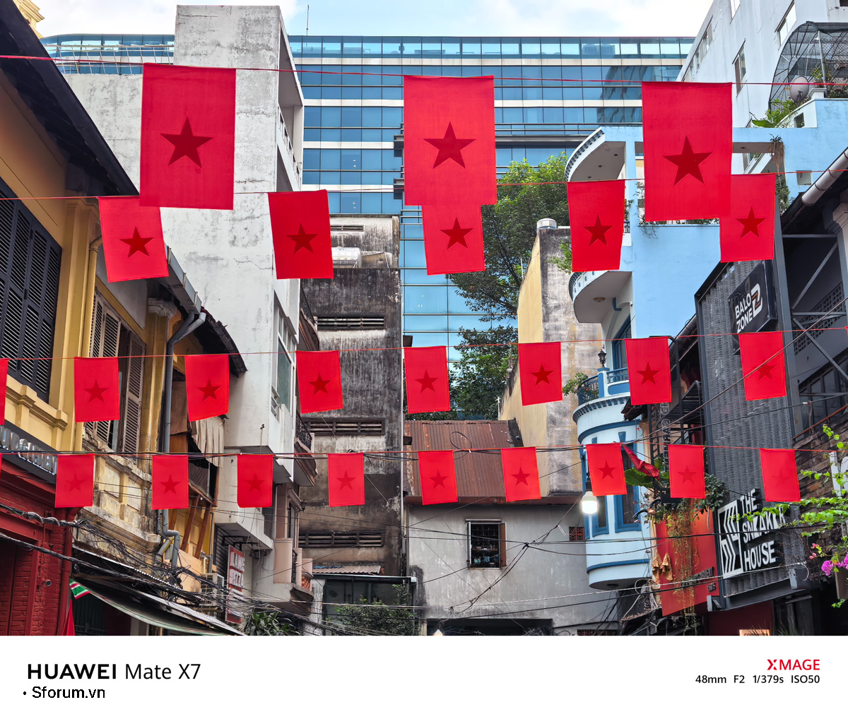 Sài Gòn trước thềm Tết Bính Ngọ qua lăng kính của HUAWEI Mate X7