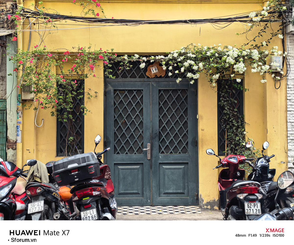 Sài Gòn trước thềm Tết Bính Ngọ qua lăng kính của HUAWEI Mate X7