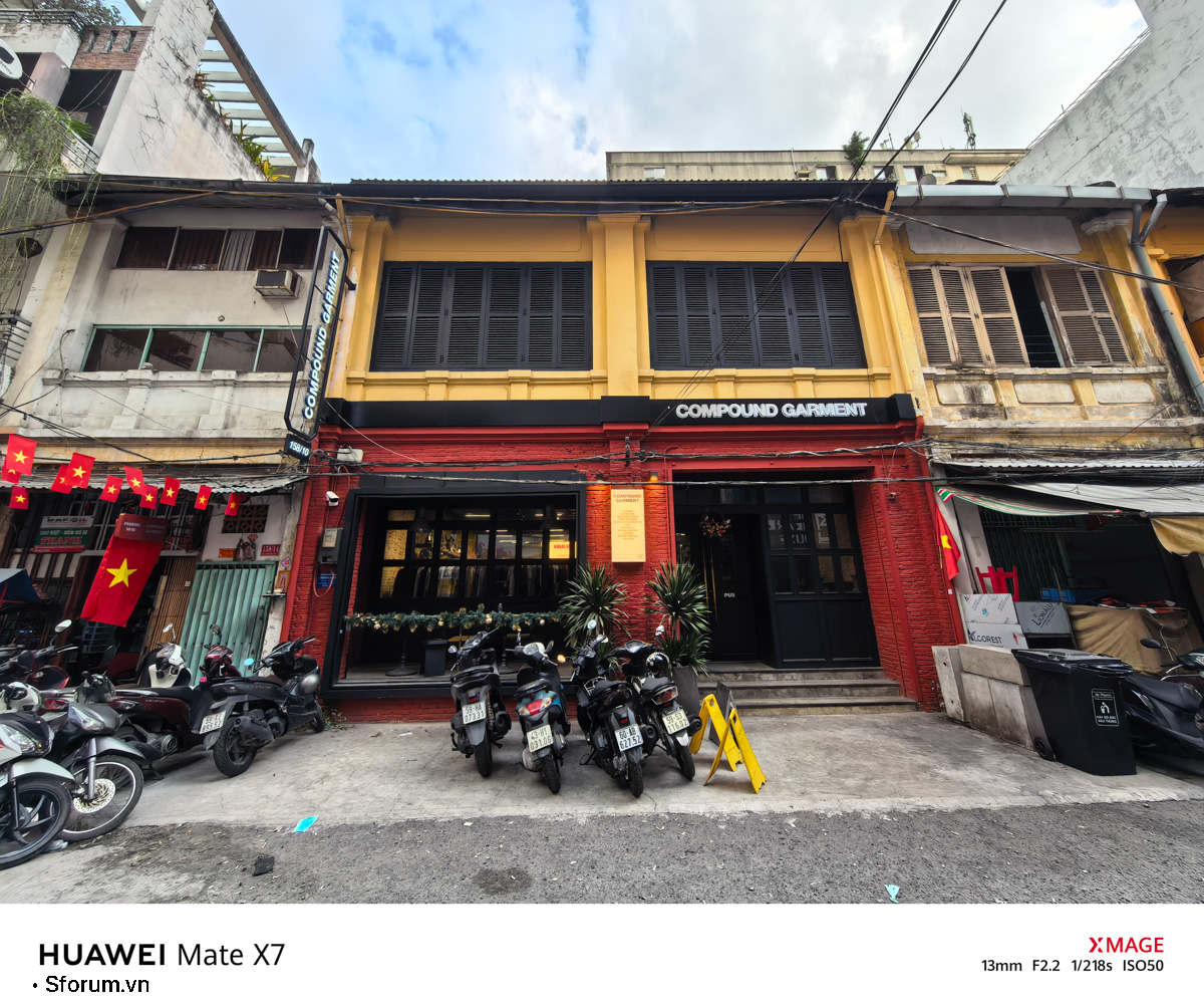 Sài Gòn trước thềm Tết Bính Ngọ qua lăng kính của HUAWEI Mate X7