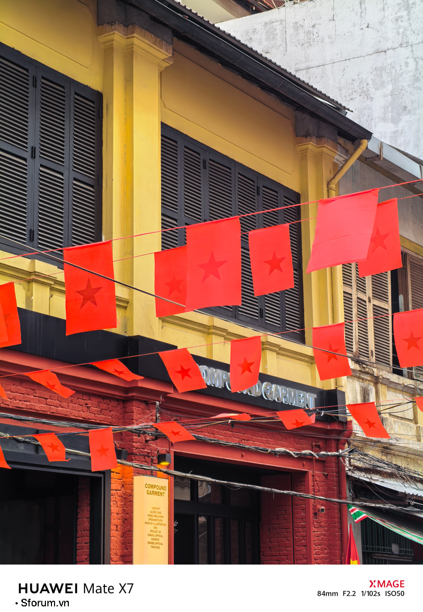 Sài Gòn trước thềm Tết Bính Ngọ qua lăng kính của HUAWEI Mate X7