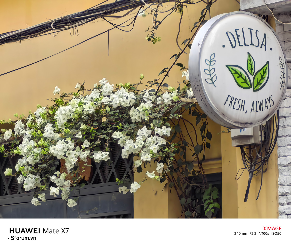 Sài Gòn trước thềm Tết Bính Ngọ qua lăng kính của HUAWEI Mate X7