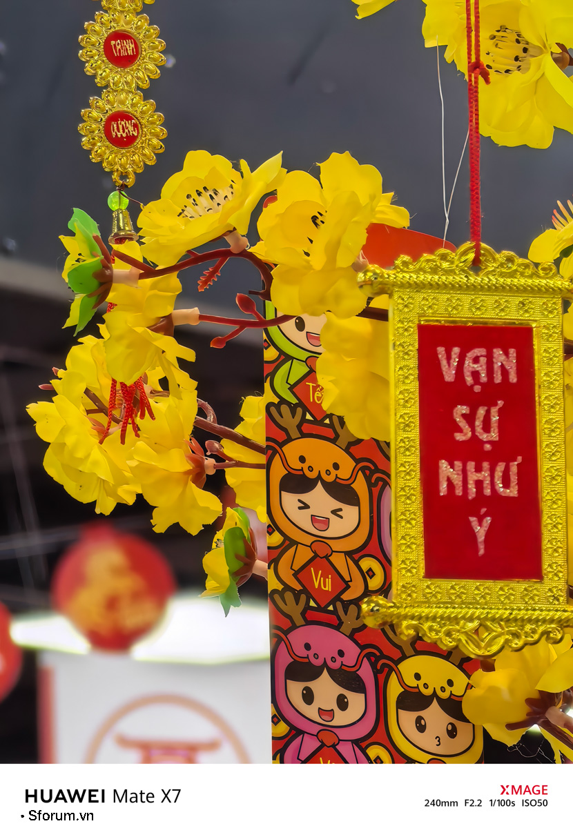 Sài Gòn trước thềm Tết Bính Ngọ qua lăng kính của HUAWEI Mate X7