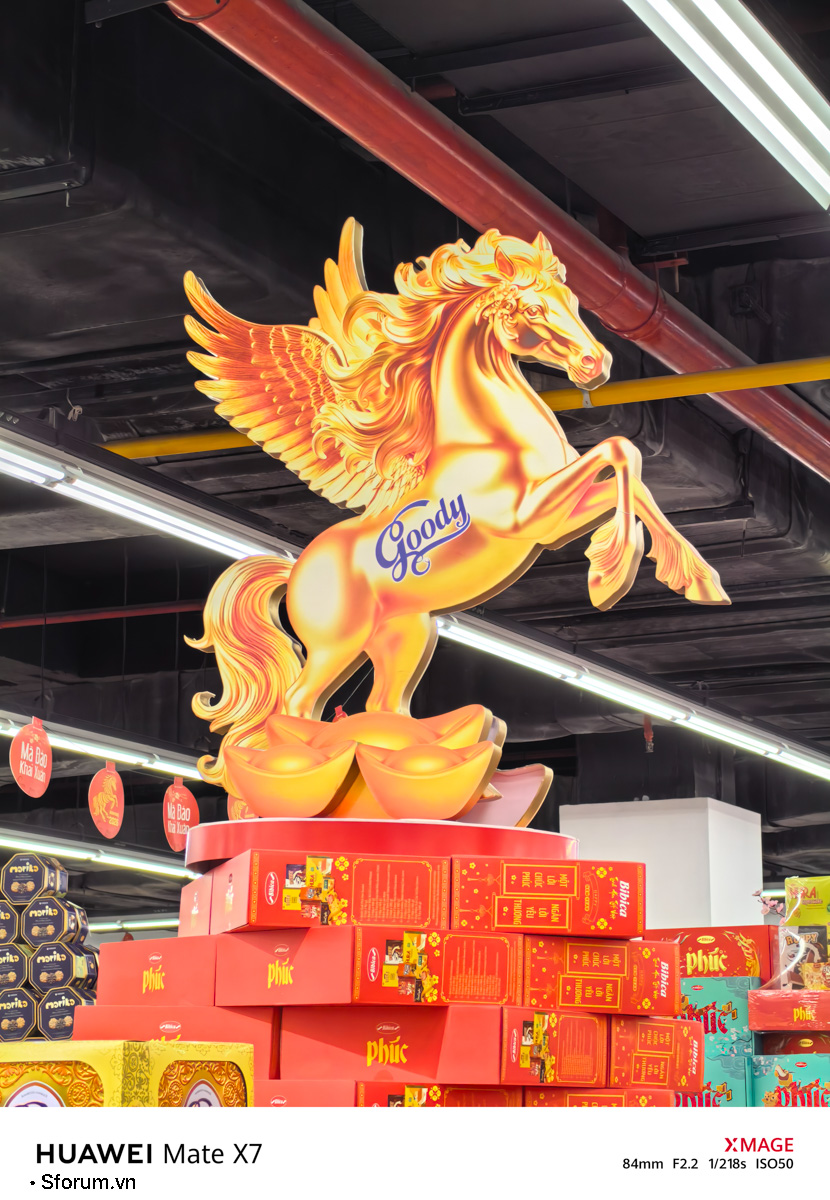 Sài Gòn trước thềm Tết Bính Ngọ qua lăng kính của HUAWEI Mate X7