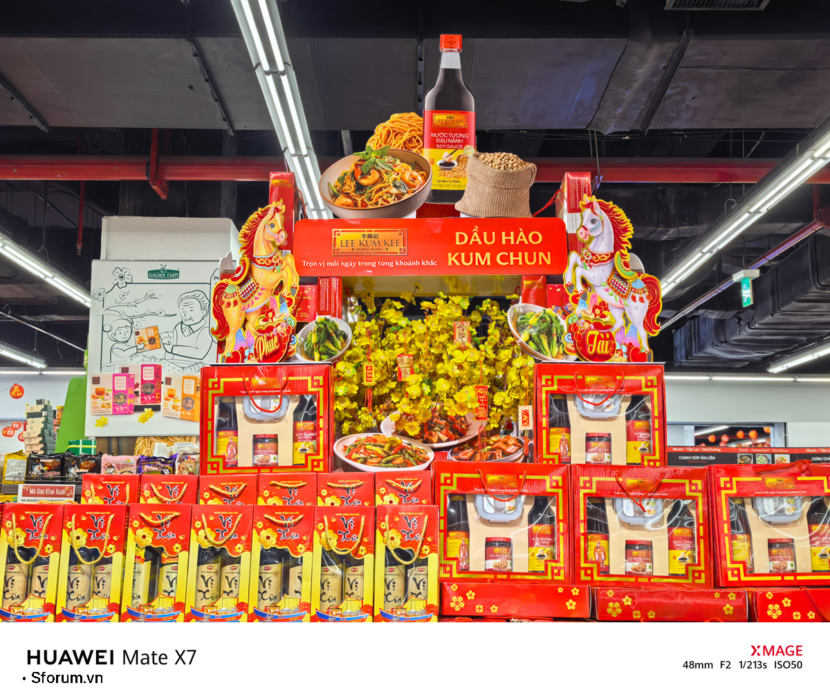 Sài Gòn trước thềm Tết Bính Ngọ qua lăng kính của HUAWEI Mate X7