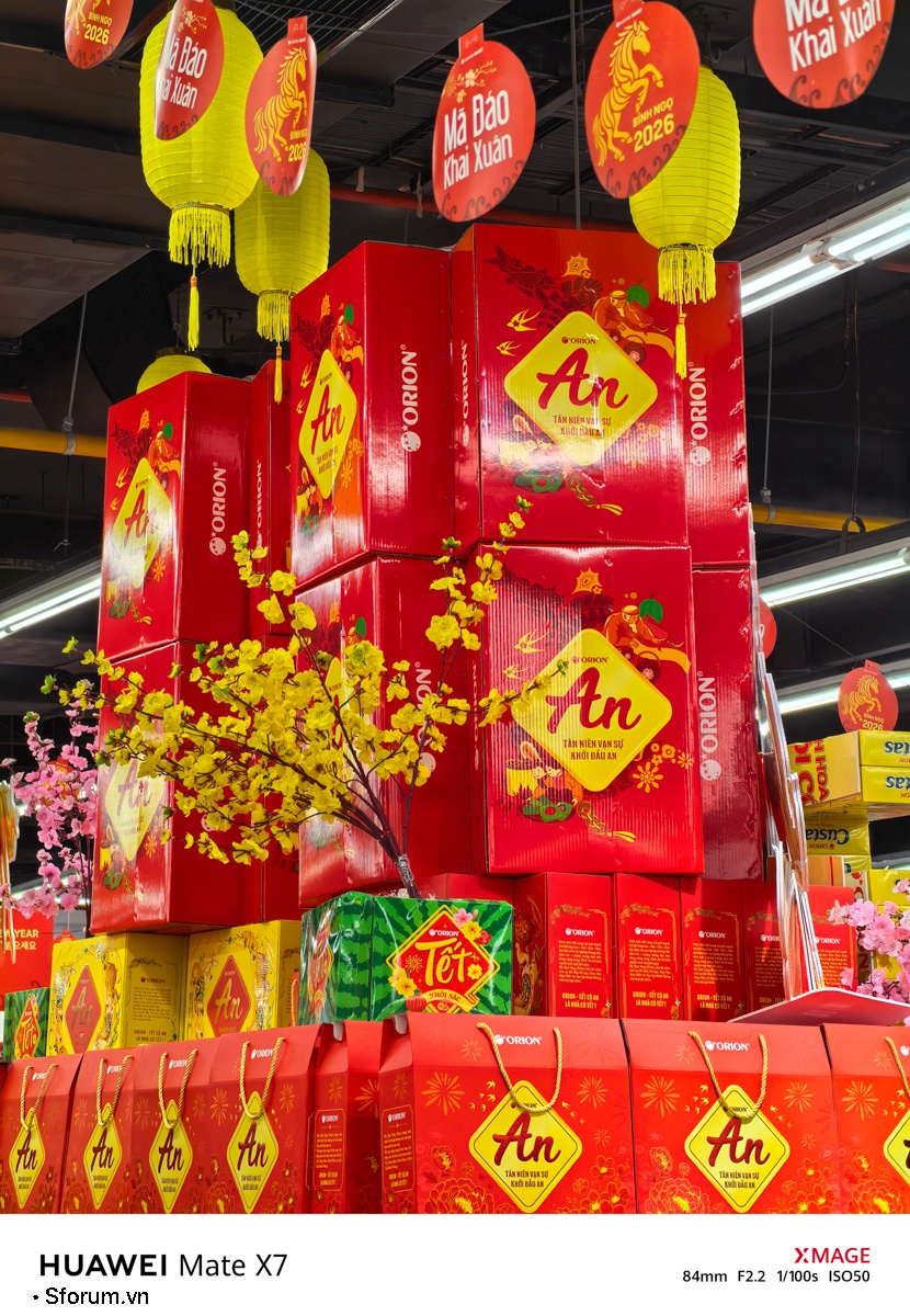 Sài Gòn trước thềm Tết Bính Ngọ qua lăng kính của HUAWEI Mate X7