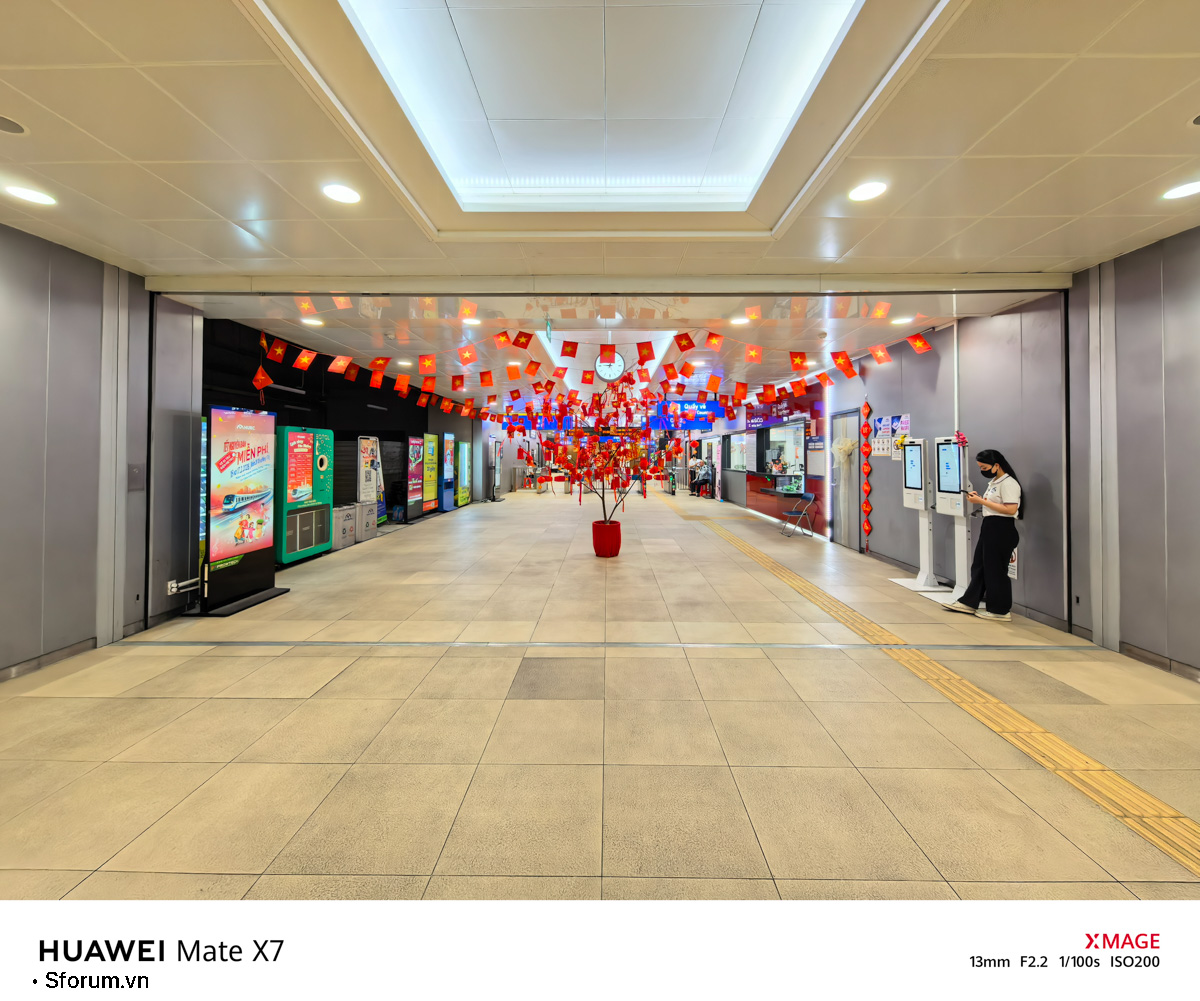 Sài Gòn trước thềm Tết Bính Ngọ qua lăng kính của HUAWEI Mate X7