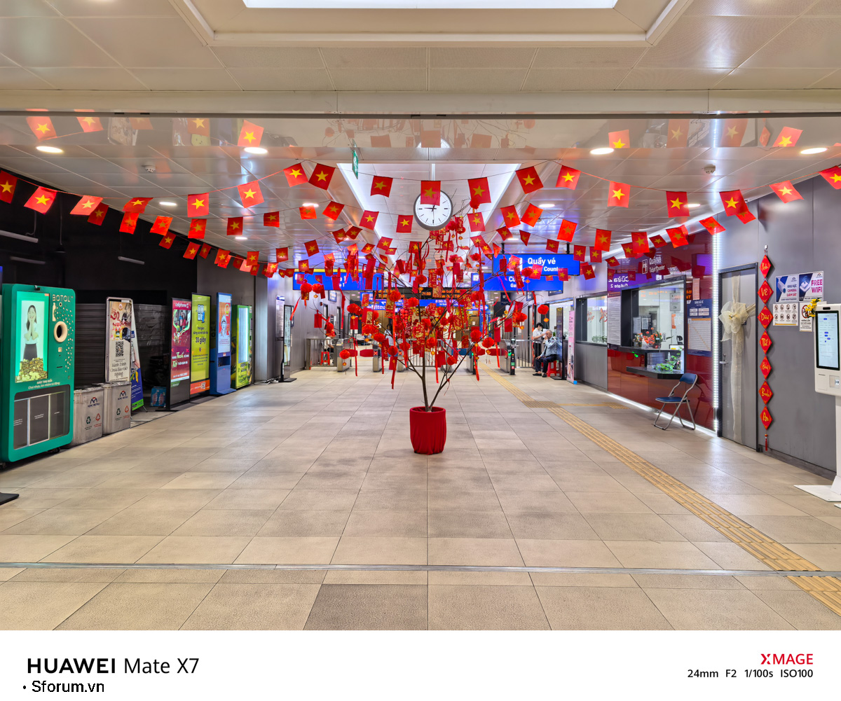 Sài Gòn trước thềm Tết Bính Ngọ qua lăng kính của HUAWEI Mate X7