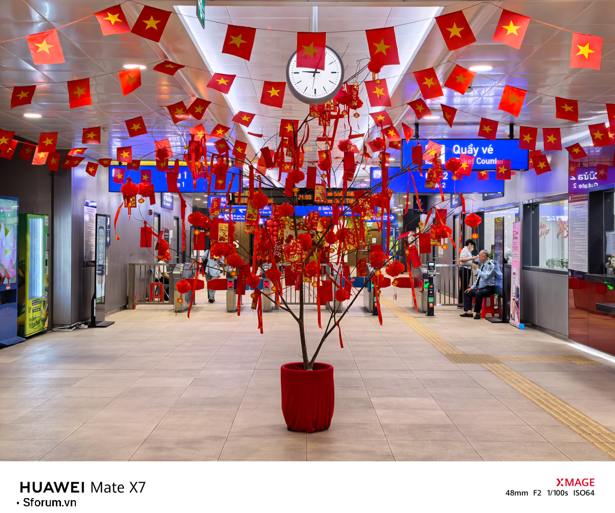 Sài Gòn trước thềm Tết Bính Ngọ qua lăng kính của HUAWEI Mate X7