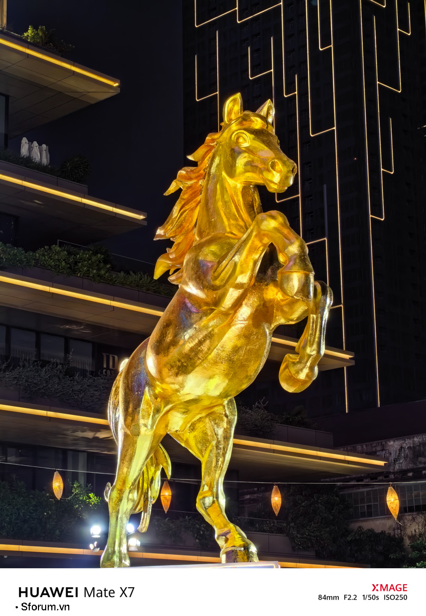 Sài Gòn trước thềm Tết Bính Ngọ qua lăng kính của HUAWEI Mate X7