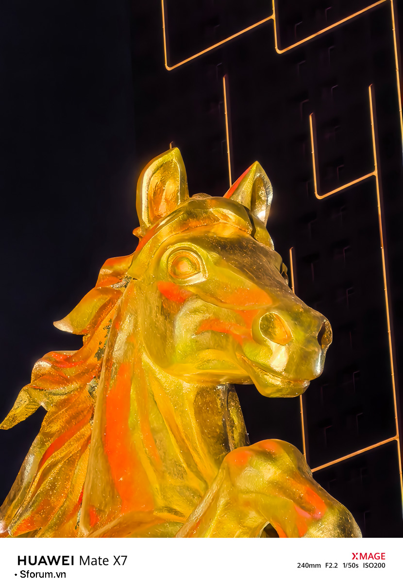 Sài Gòn trước thềm Tết Bính Ngọ qua lăng kính của HUAWEI Mate X7