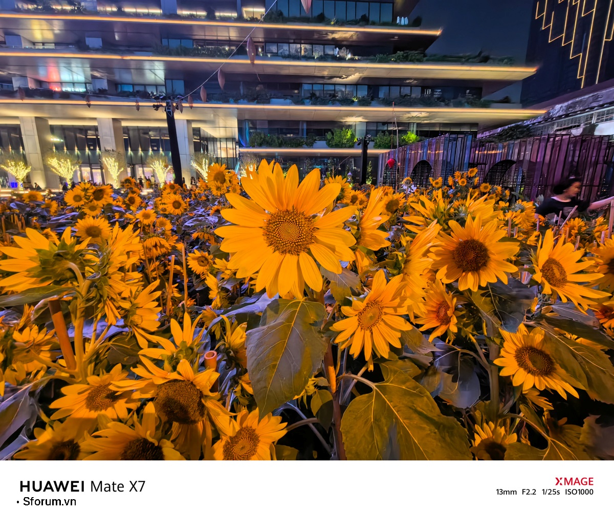 Sài Gòn trước thềm Tết Bính Ngọ qua lăng kính của HUAWEI Mate X7