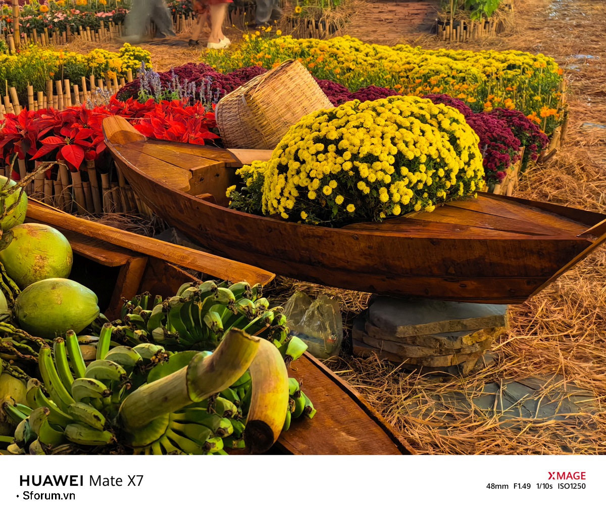 Sài Gòn trước thềm Tết Bính Ngọ qua lăng kính của HUAWEI Mate X7