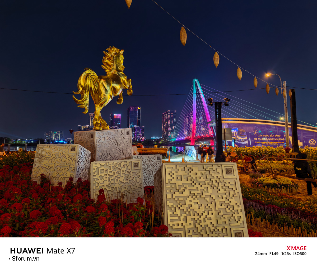 Sài Gòn trước thềm Tết Bính Ngọ qua lăng kính của HUAWEI Mate X7