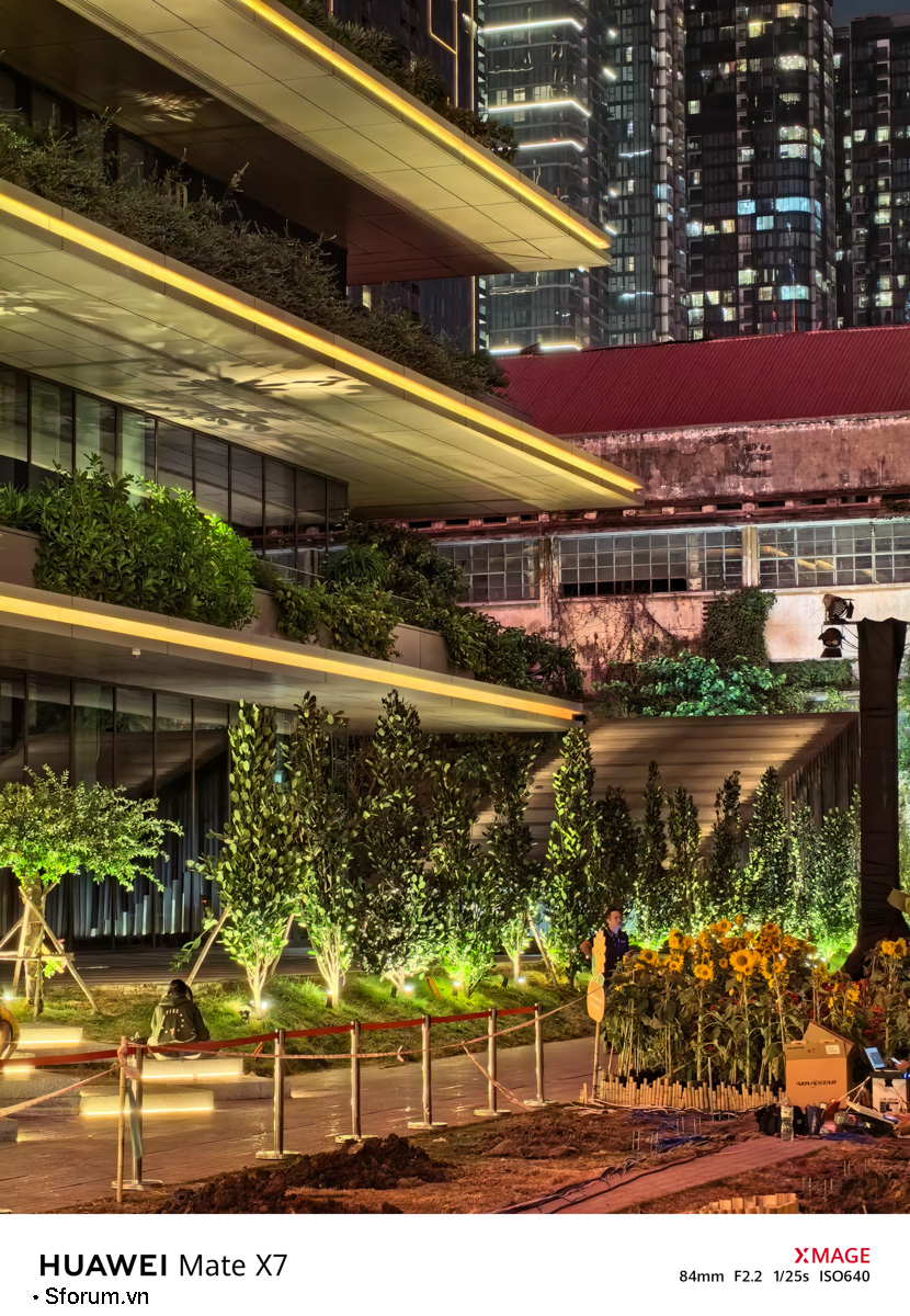 Sài Gòn trước thềm Tết Bính Ngọ qua lăng kính của HUAWEI Mate X7