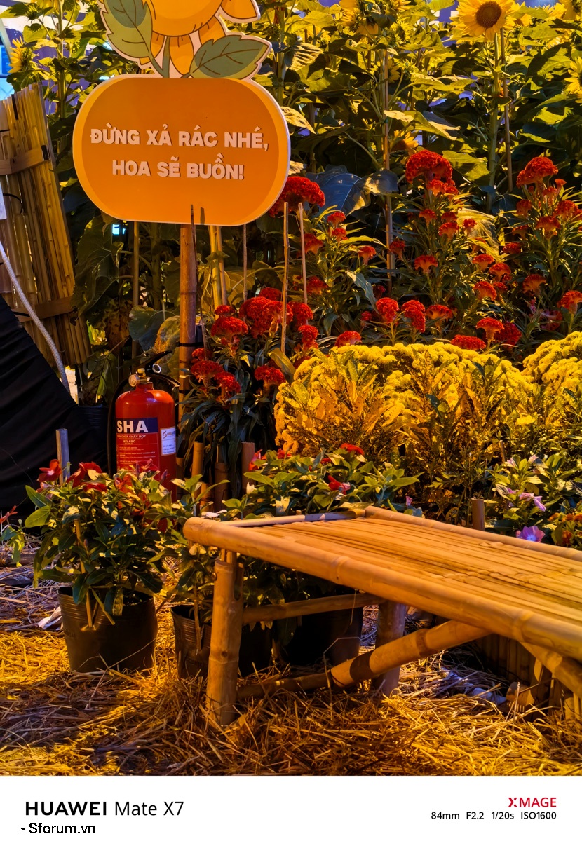 Sài Gòn trước thềm Tết Bính Ngọ qua lăng kính của HUAWEI Mate X7