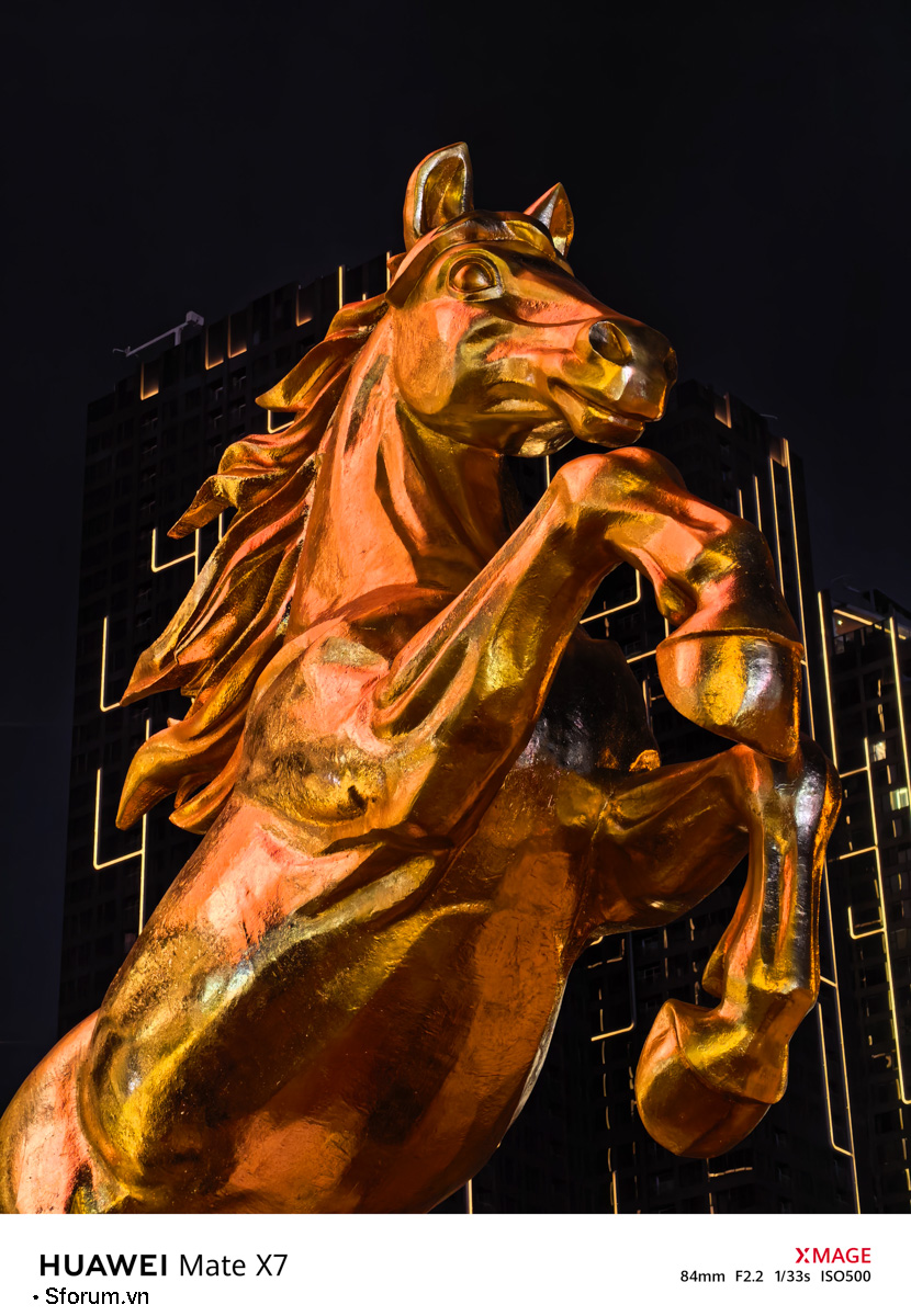 Sài Gòn trước thềm Tết Bính Ngọ qua lăng kính của HUAWEI Mate X7
