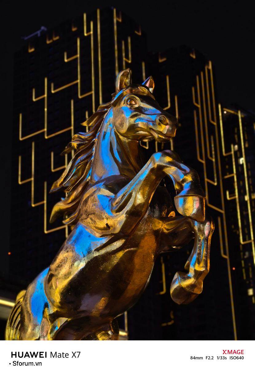 Sài Gòn trước thềm Tết Bính Ngọ qua lăng kính của HUAWEI Mate X7