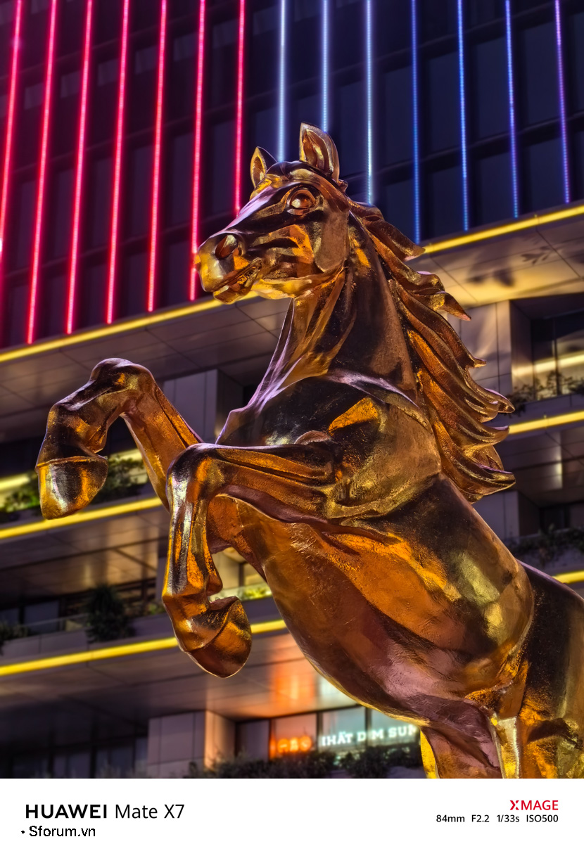 Sài Gòn trước thềm Tết Bính Ngọ qua lăng kính của HUAWEI Mate X7