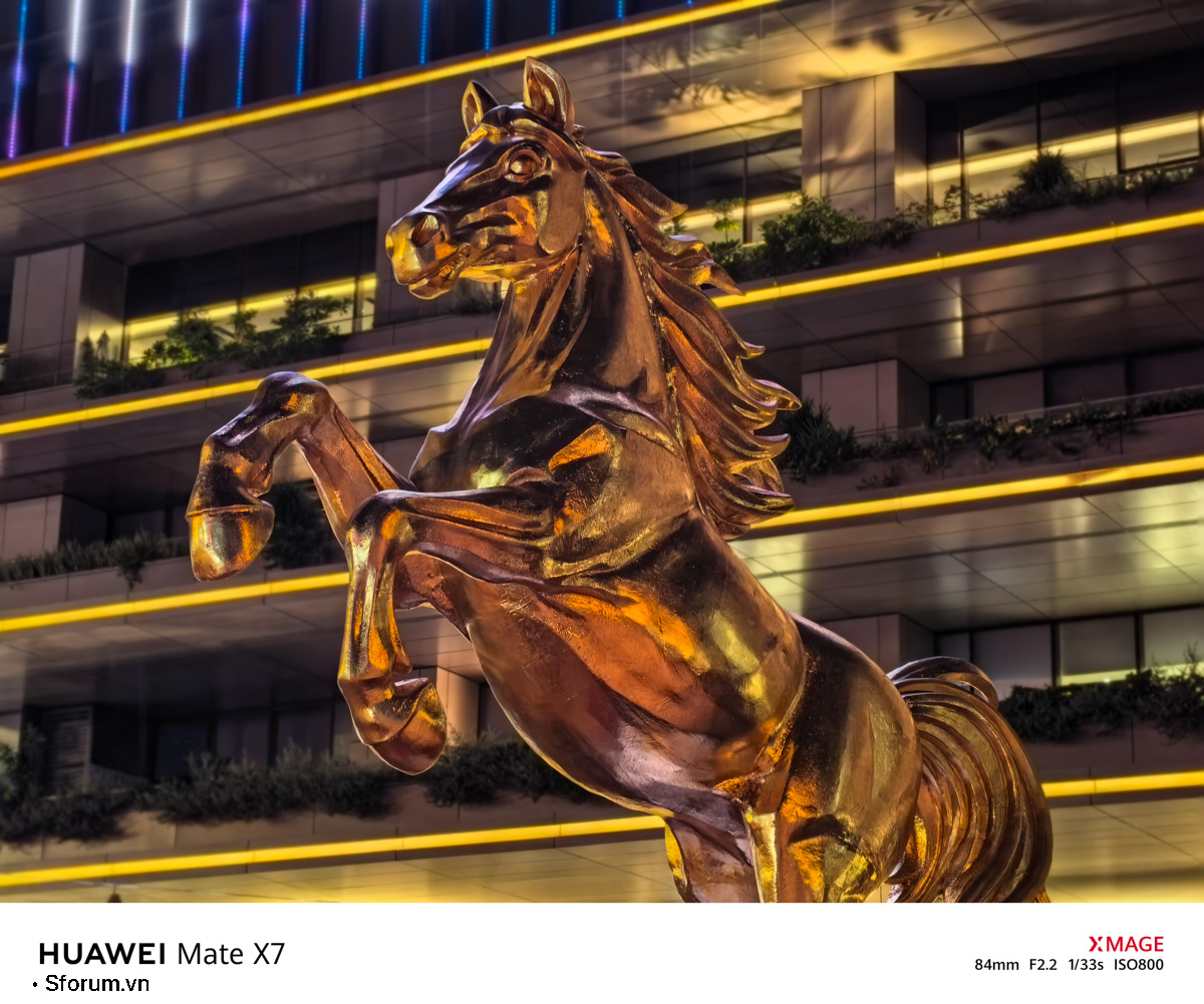 Sài Gòn trước thềm Tết Bính Ngọ qua lăng kính của HUAWEI Mate X7