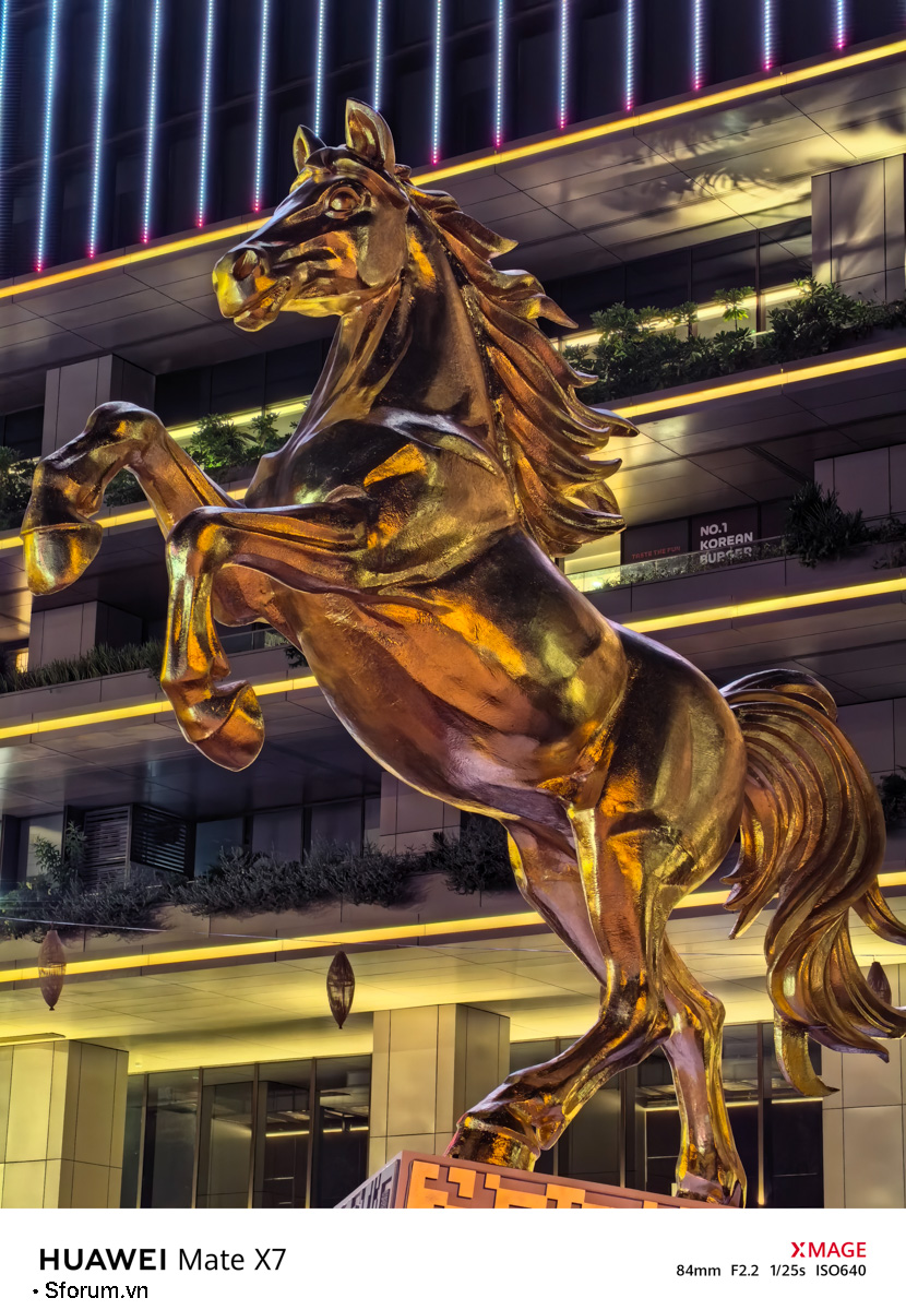 Sài Gòn trước thềm Tết Bính Ngọ qua lăng kính của HUAWEI Mate X7