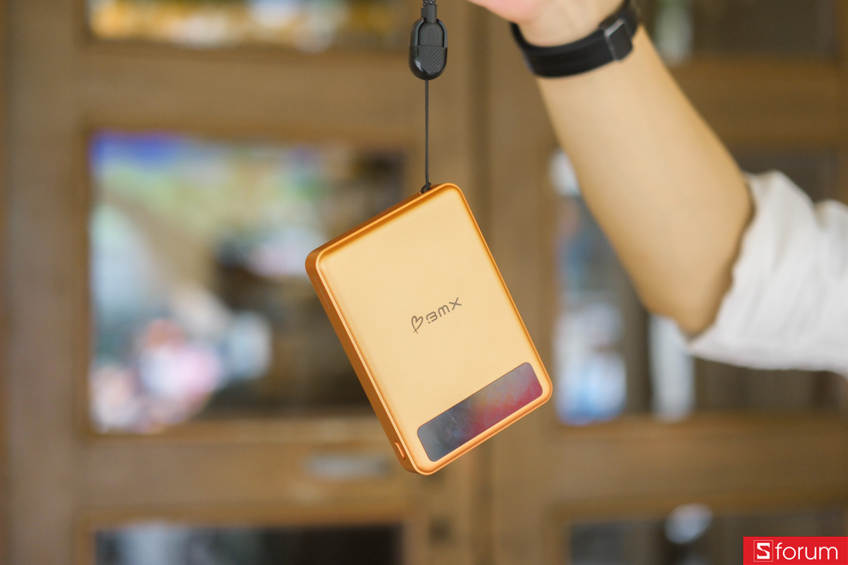 Trên tay pin dự phòng BMX Solid State 10.000 mAh