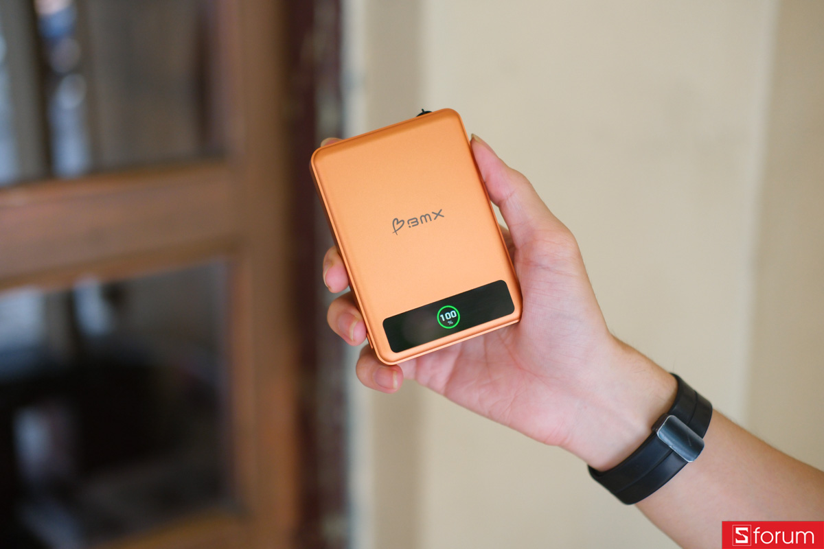 Trên tay thiết kế của viên pin dự phòng BMX Solid State 10.000 mAh