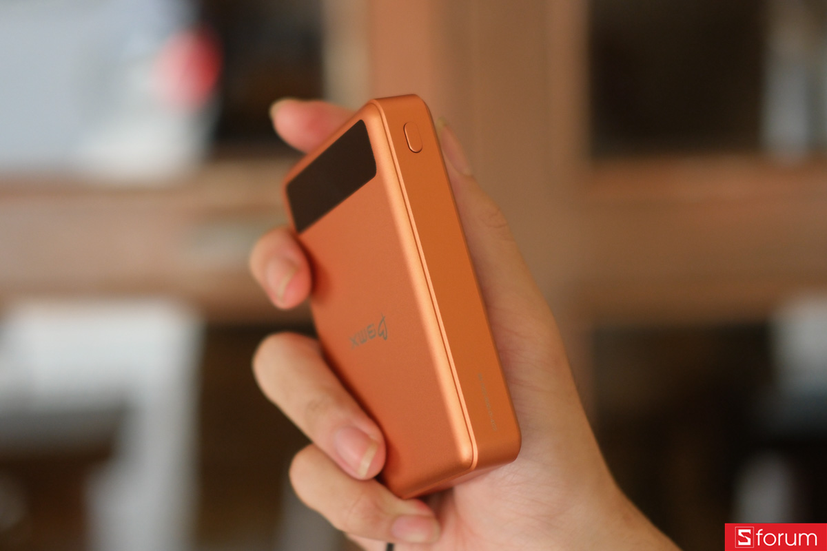 Trên tay thiết kế của viên pin dự phòng BMX Solid State 10.000 mAh