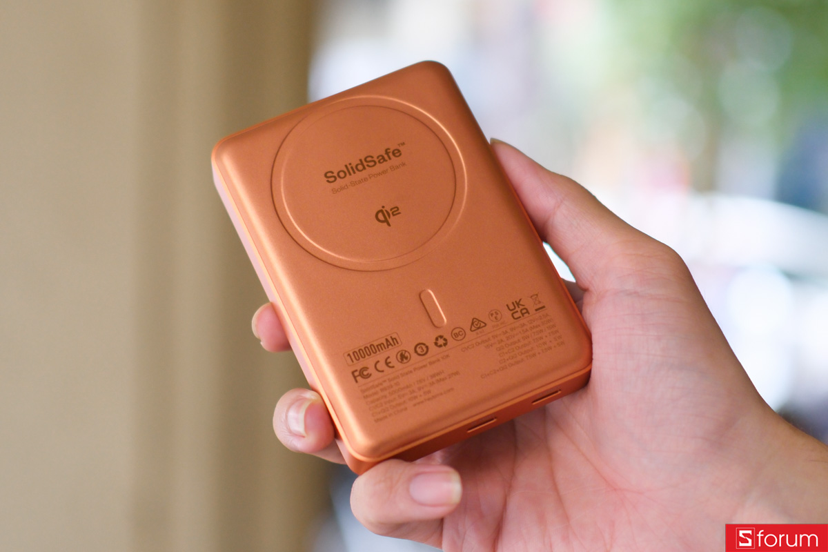 Trên tay thiết kế của viên pin dự phòng BMX Solid State 10.000 mAh