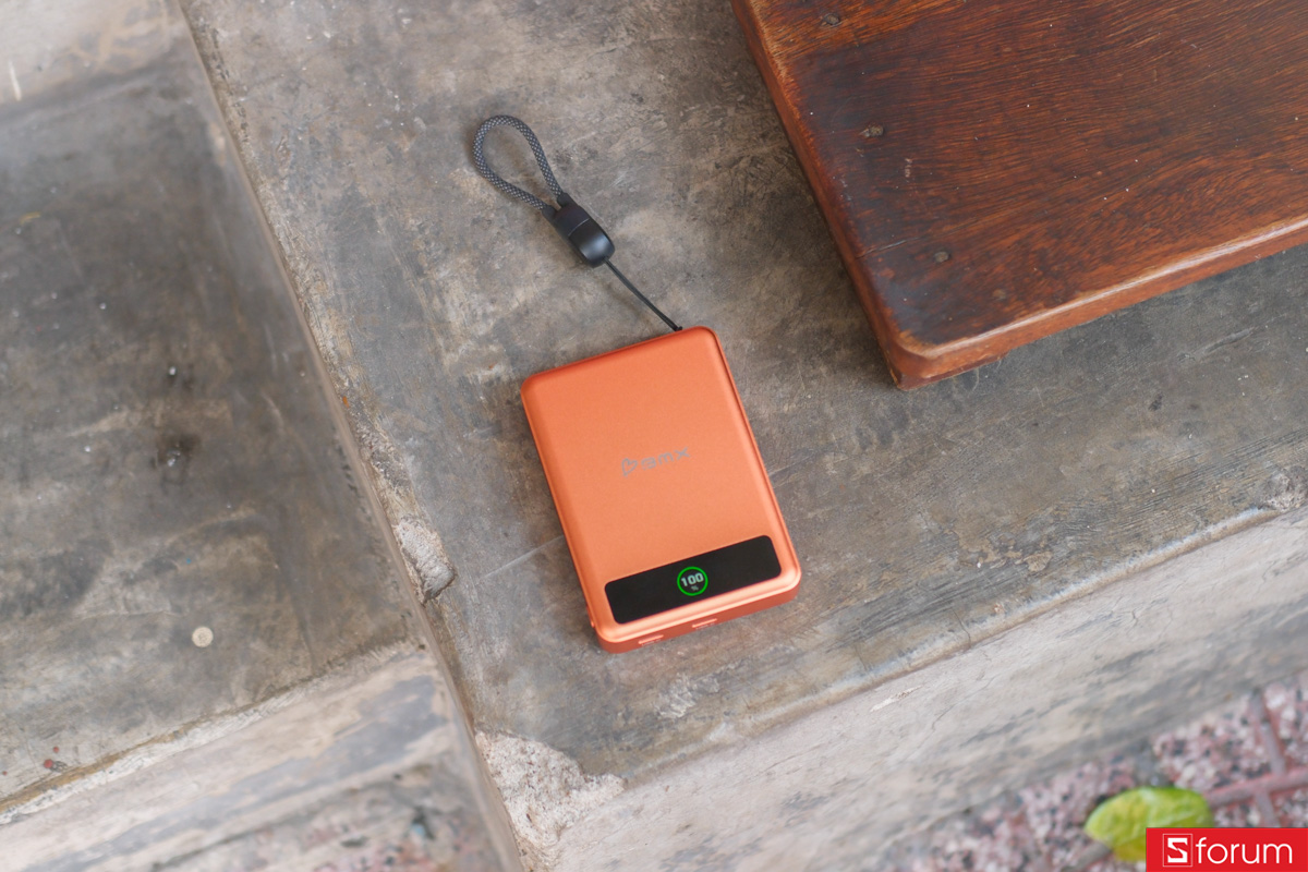 Trên tay pin dự phòng BMX Solid State 10.000 mAh