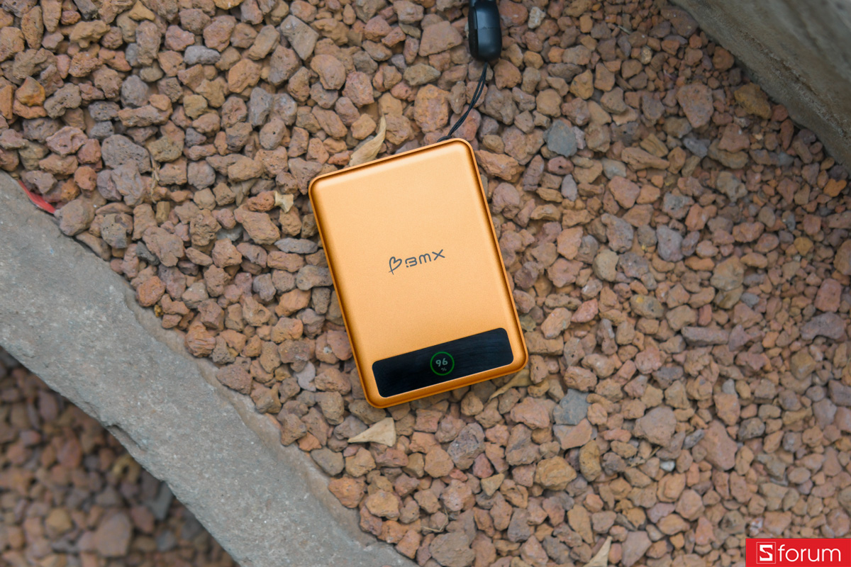 Trên tay pin dự phòng BMX Solid State 10.000 mAh