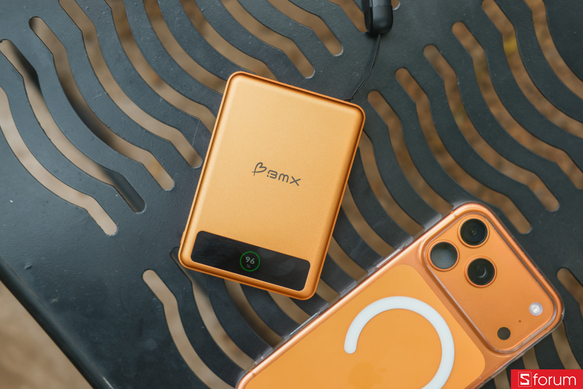 Trên tay pin dự phòng BMX Solid State 10.000 mAh