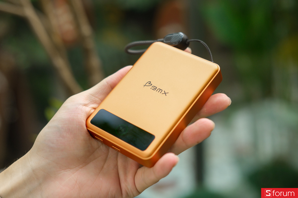 Trên tay thiết kế của viên pin dự phòng BMX Solid State 10.000 mAh