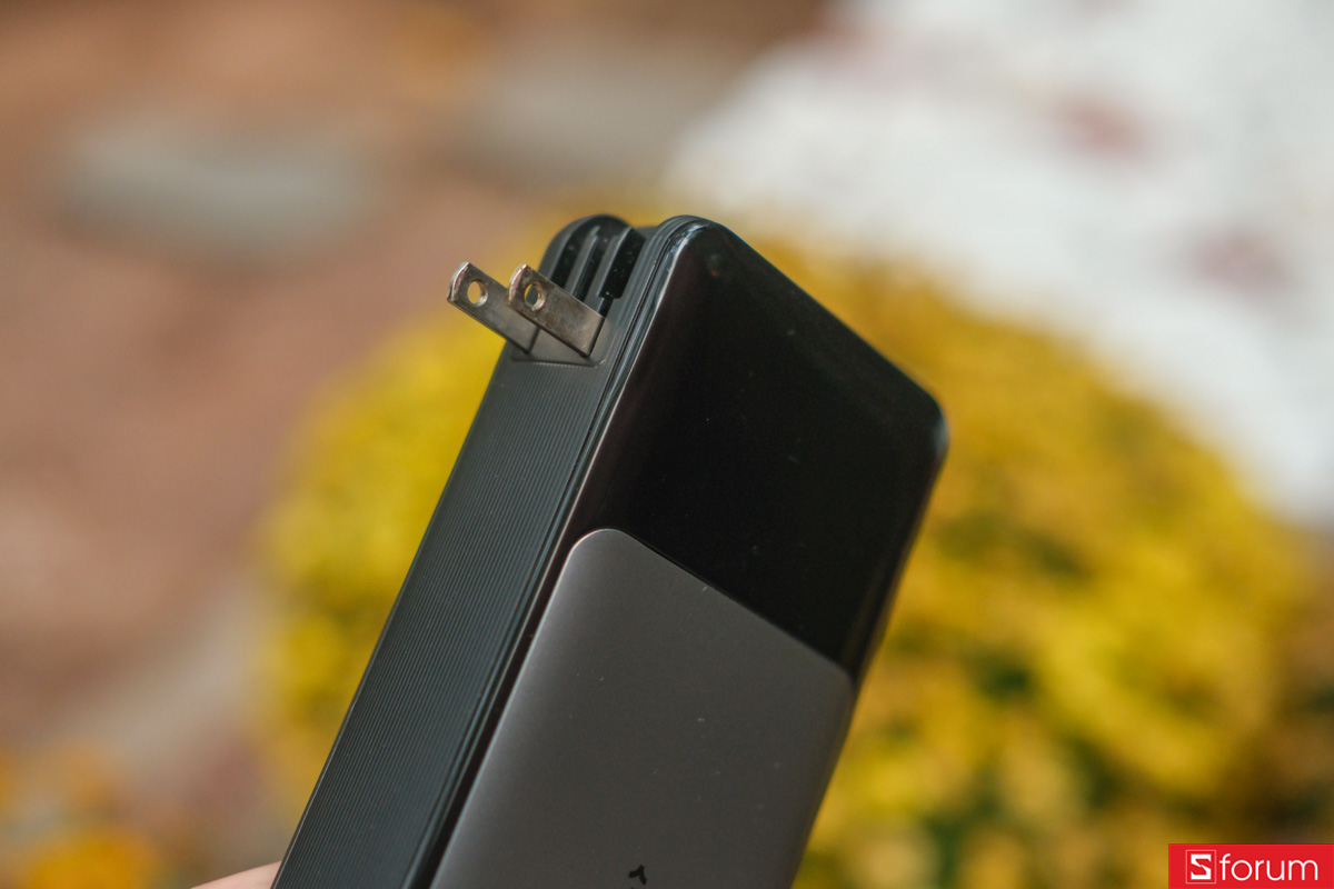 Trên tay chân sạc của MoveSpeed 20.000mAh 65W 1A1C