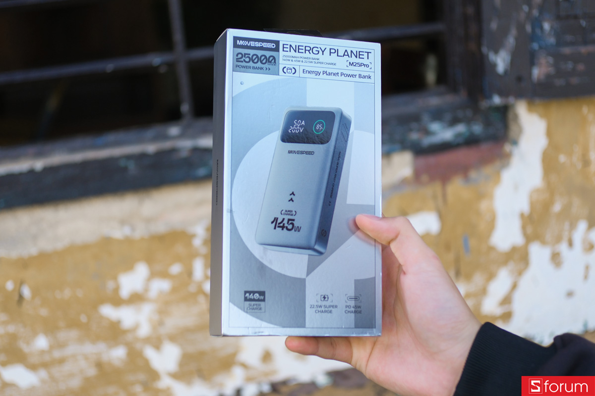 Trên tay hộp đựng của pin dự phòng MoveSpeed M25 Pro