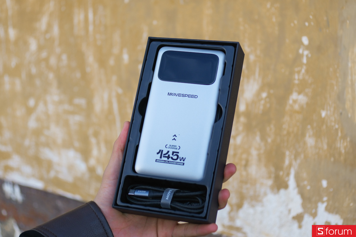 Trên tay hộp đựng của pin dự phòng MoveSpeed M25 Pro