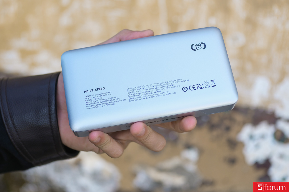 Trên tay mặt sau của pin dự phòng MoveSpeed M25 Pro