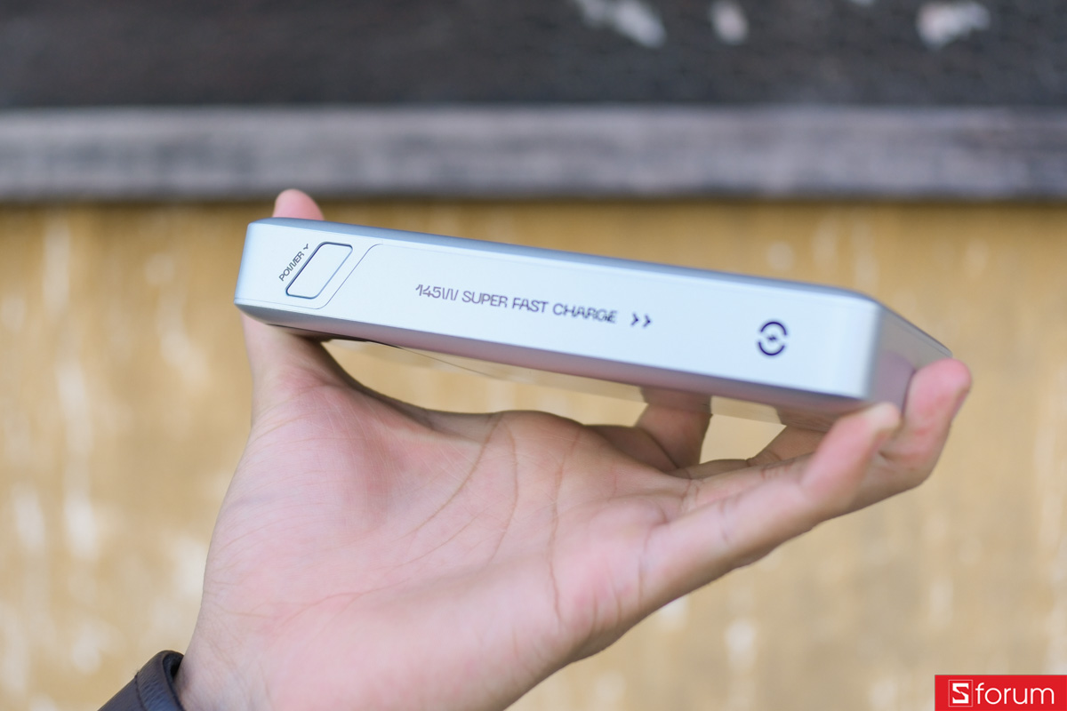 Trên tay cạnh phải của pin dự phòng MoveSpeed M25 Pro