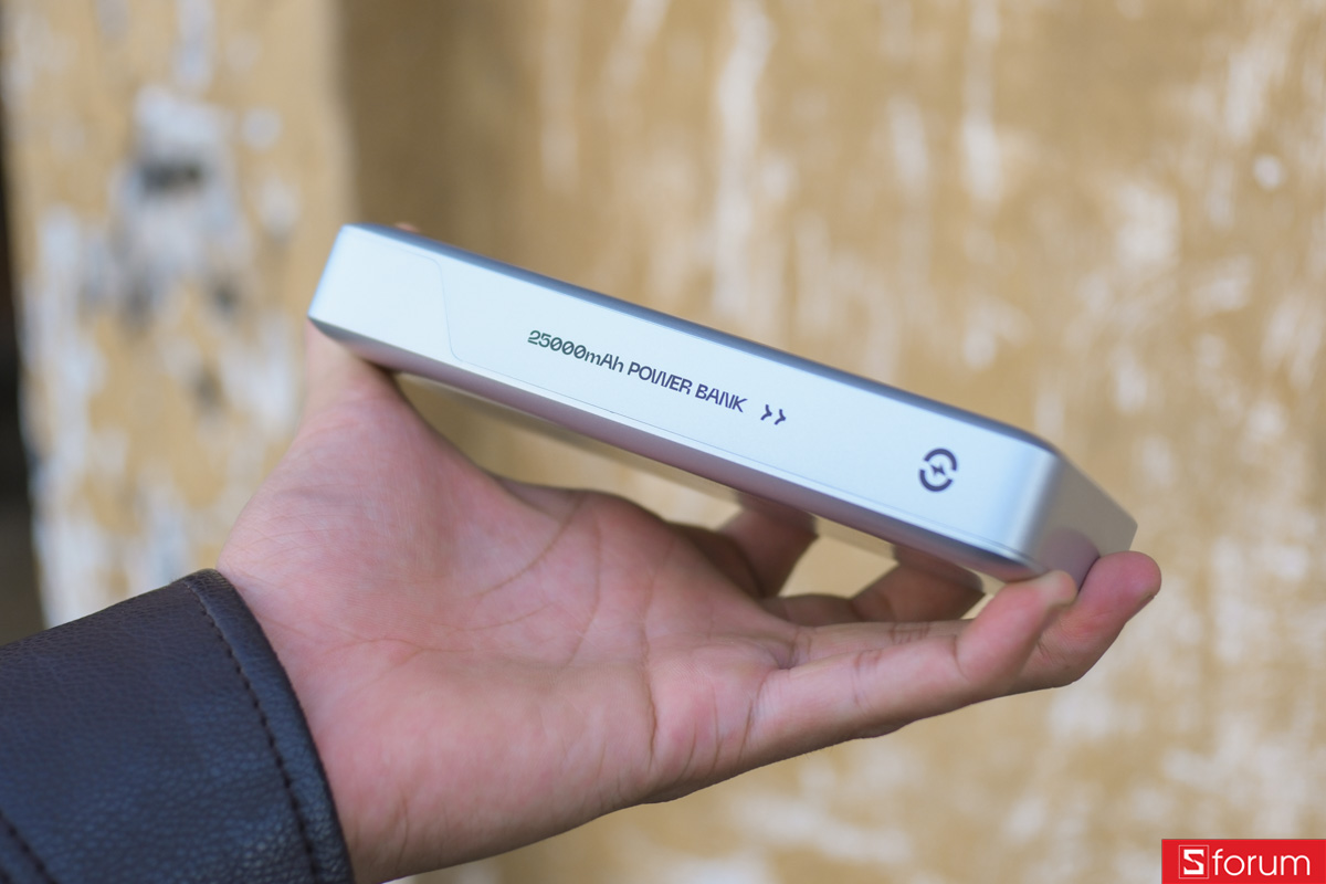 Trên tay cạnh trái của pin dự phòng MoveSpeed M25 Pro