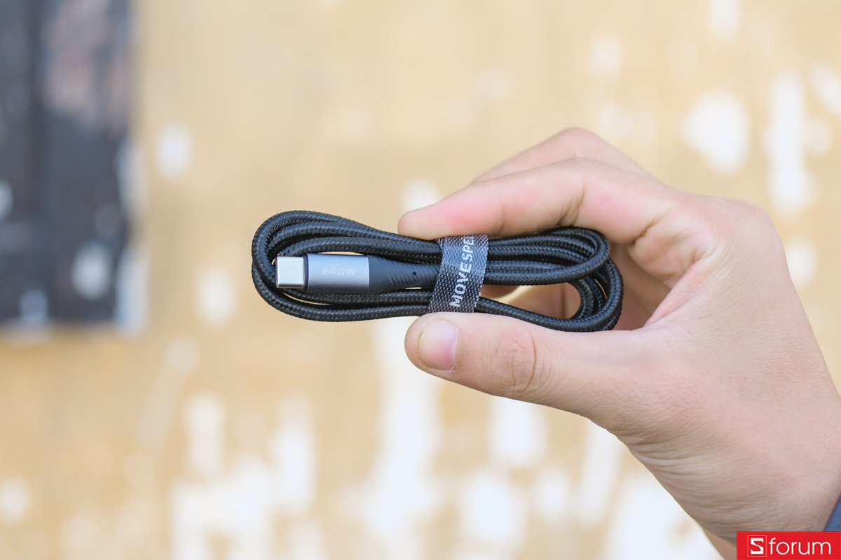 Trên tay phụ kiệm tặng kèm của pin dự phòng MoveSpeed M25 Pro