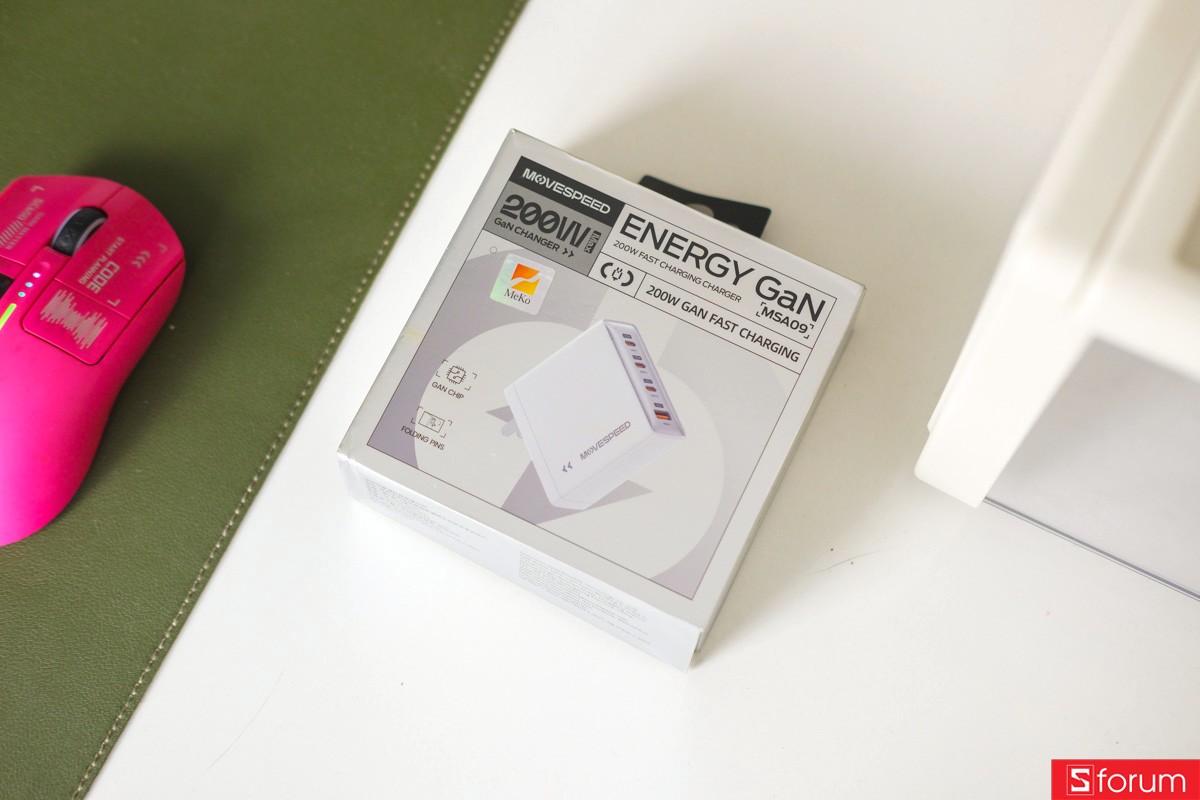 Trên tay hộp đựng của củ sạc MoveSpeed MSA09