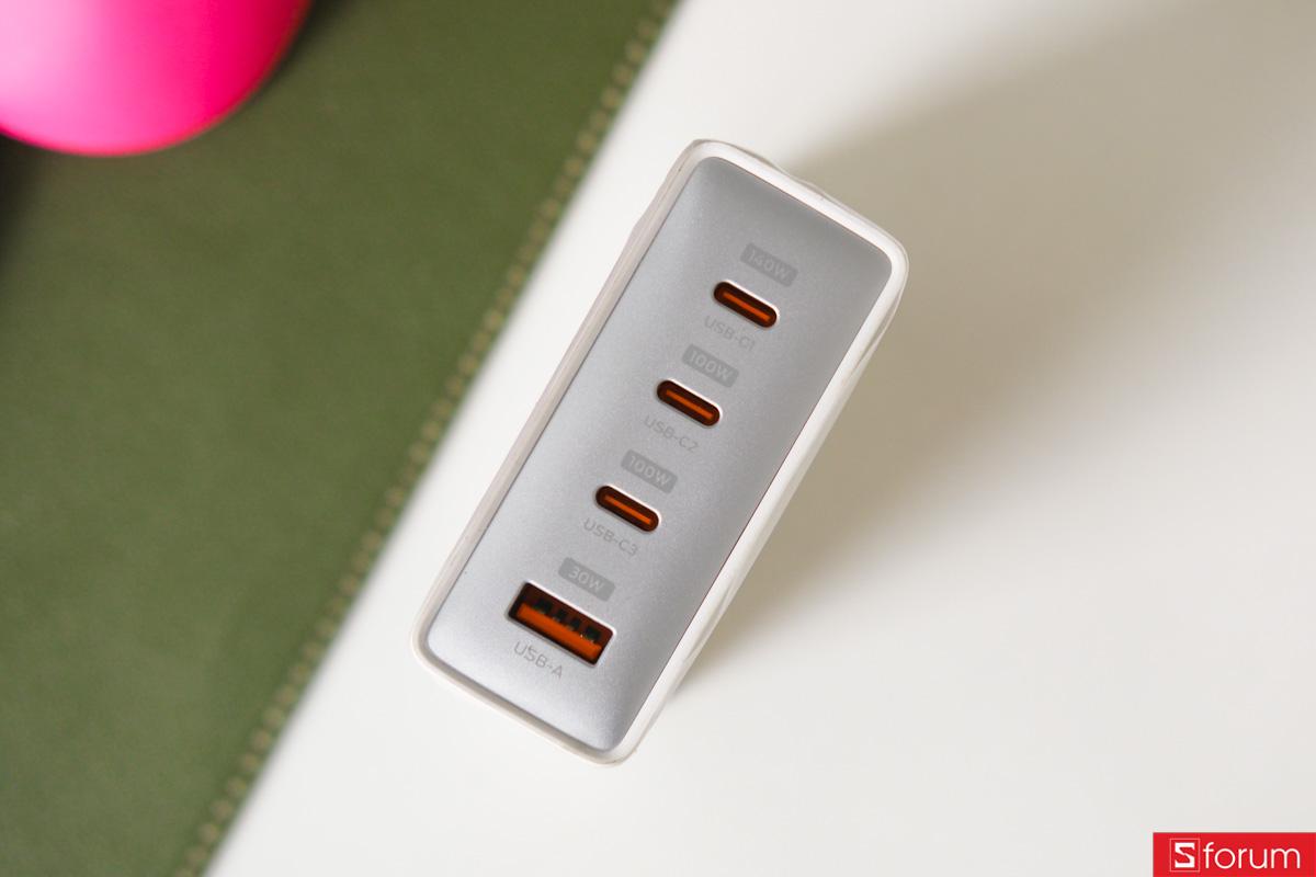 Trên tay các cổng kết nối của củ sạc MoveSpeed MSA09