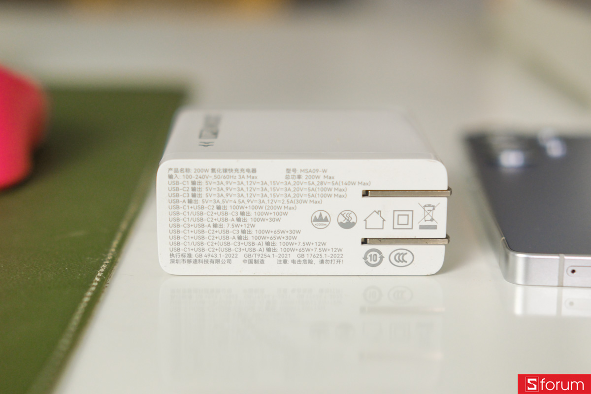 Trên tay củ sạc MoveSpeed MSA09