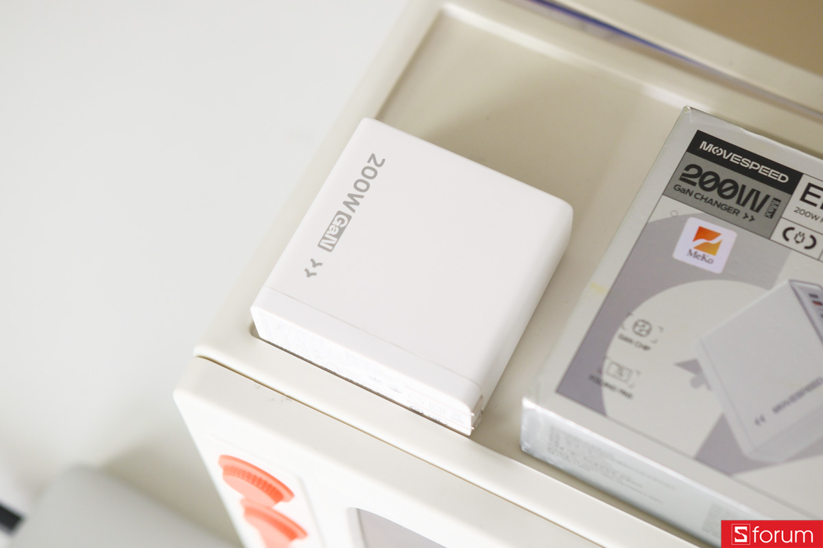 Trên tay củ sạc MoveSpeed MSA09